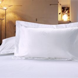 Hotel bedding set with woven logo